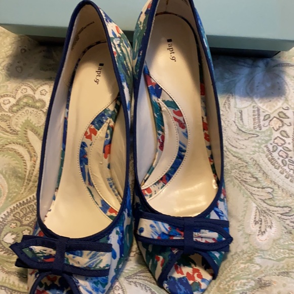 Apt 9 Print Fabric Bow Pumps - Picture 5 of 7